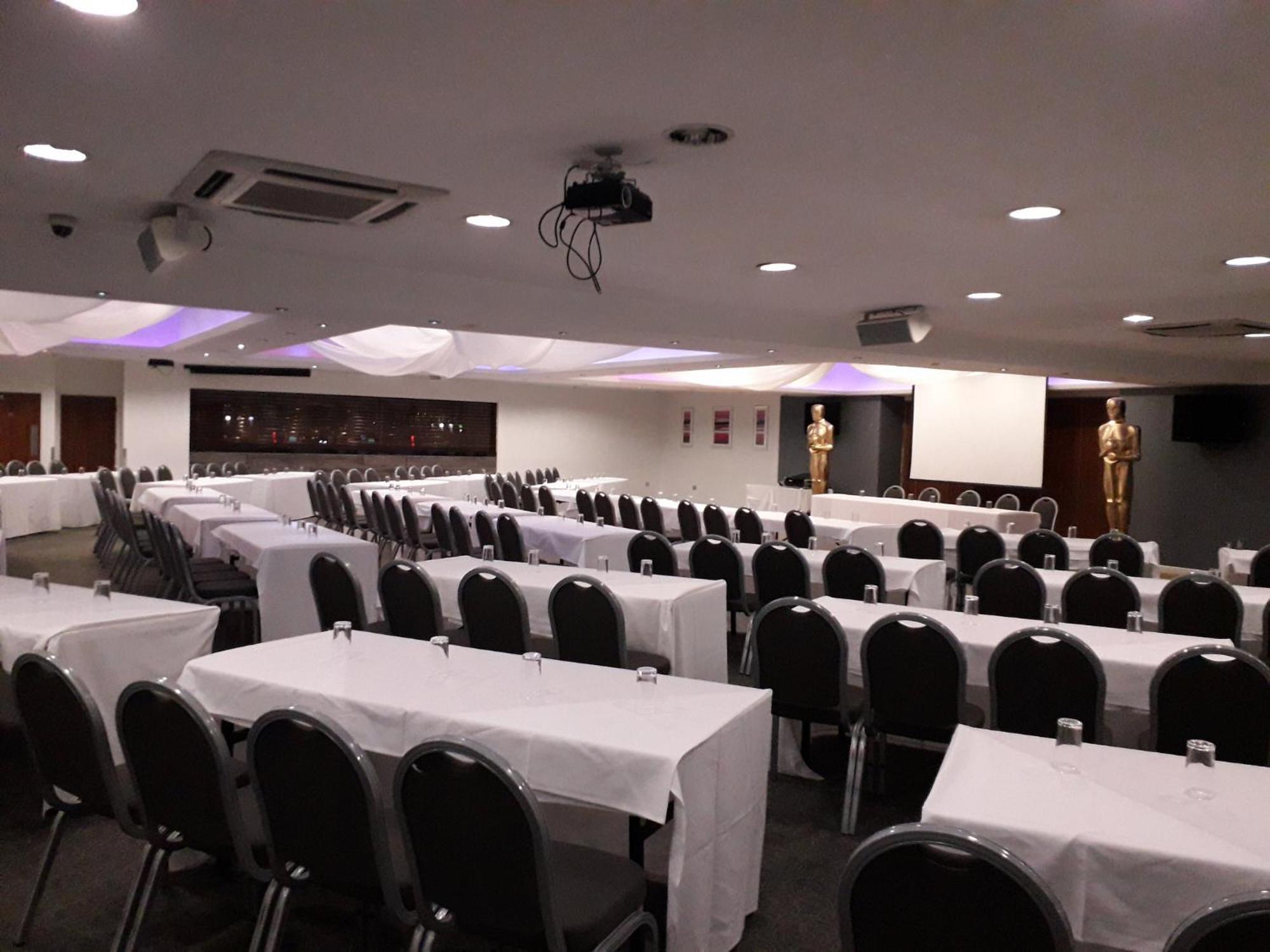 Holiday Inn - Manchester - Oldham By Ihg Exterior foto